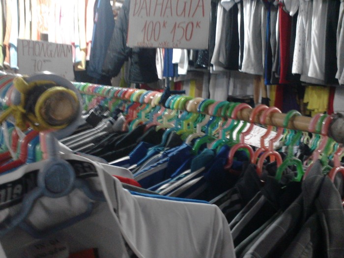 Tại chợ đêm Dịch Vọng (Cầu Giấy, Hà Nội), áo phông có giá từ 40.000 đến 80.000 đồng/chiếc, quần Jean chỉ từ 70.000 - 150.000 đồng/chiếc, quần nỉ nữ 65.000 đồng. Dây lưng 35.000 - 50.000 đồng.