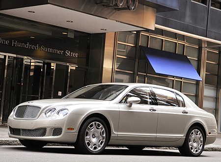 Dự luận không thể không đặt nghi ngờ về tính trung thực với những lô "quà tặng" khủng như siêu xe Bentley Continental Spur.