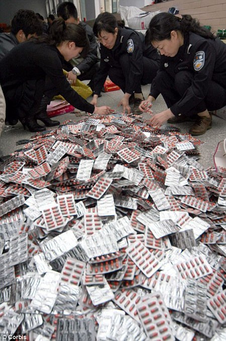 Cơ quan chức năng Trung Quốc kiểm tra các loại thuốc con nhộng bị cáo buộc chứa chất độc.