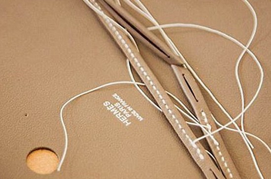 Đây là một trong những công đoạn sản xuất dòng túi Birkin, được lấy tên từ một nữ diễn viên Jane Birkin và đây có thể là dòng túi khiến bất kỳ ai nhìn thấy cũng phải thèm muốn. Chúng được cho là… hiếm và quý nhất của Hermes.