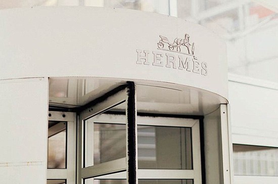 Tọa lạc ở Pantin, ngoại ô thủ đô Paris của nước Pháp, phân xưởng sản xuất của Hermes có thiết kế ngoại thất không quá cầu kỳ, nhưng rất dễ nhận ra bởi trên cửa có tên thương hiệu cùng logo của hãng thời trang nổi tiếng này.