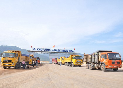 Đoàn xe vận chuyển quặng của Hoàng Anh Gia Lai từ kho Nhơn Hòa tỉnh Bình Định đi cảng Quy Nhơn để xuất cho Hòa Phát. Ảnh: HAGL cung cấp.