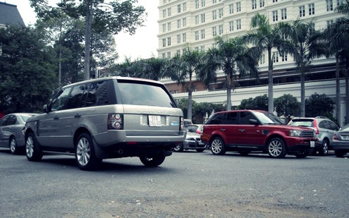 Hai chiếc Range Rover "chạm mặt" trên đường phố Sài Gòn. Ảnh: Nhân Đào.