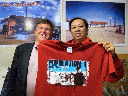 Ông Don Sammons trao áo kỷ niệm “Thị trấn nhỏ nhất nước Mỹ Buford” cho tân thị trưởng Phạm Đình Nguyên. Ảnh do nhân vật cung cấp