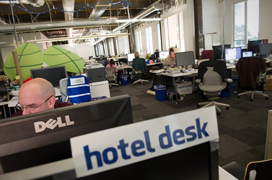 Những chiếc bàn làm việc của nhân viên Facebook được trang trí đầy màu sắc, không gian mở, trần nhà không trang trí.