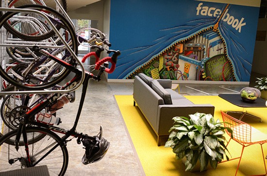Trụ sở của Facebook có rất nhiều không gian mở với trang trí tự nhiên để nhân viên chuyện trò thoải mái. Ví dụ như tại đây, xe đạp được treo lên tường.