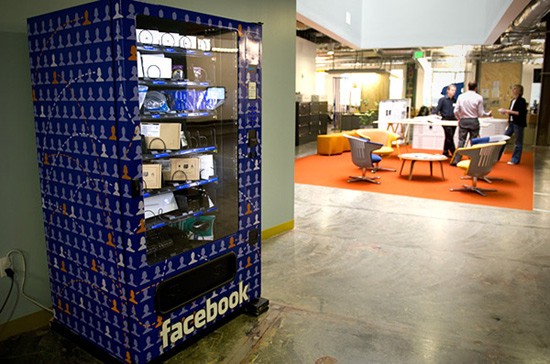 Máy bán hàng tự động trong Facebook, nhưng không phải bán nước ngọt, cà phê hay bánh trái mà bán dây USD, đồ điện tử.