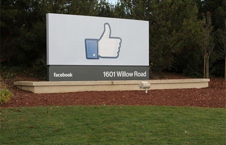 Sau nhiều tháng chuẩn bị, cuối năm ngoái, Facebook đã chuyển văn phòng từ Palo Alto sang khu Menlo Park rộng 230.670 m2 cũng thuộc tiểu bang California (Mỹ). Đây là lần thứ ba Facebook chuyển trụ sở kể từ khi thành lập năm 2004.