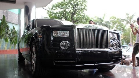 Mới đây nhất là chiếc xe khủng Rolls Royce Phantom Rồng trị giá 1,7 triệu USD đã thuộc sở hữu của đại gia Trần Văn Thạch ở huyện miền núi Hương Khê.
