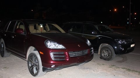 Chiếc xe Porsche Cayenne mới xuất hiện ở phố núi Hương Sơn.