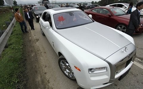 Rolls Royce Phantom trong đám cưới rình rang ở phố huyện