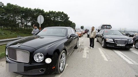 Hai chiếc siêu xe có trị giá hàng chục tỷ đồng thuộc sở hữu của hai đại gia ở huyện Hương Sơn.