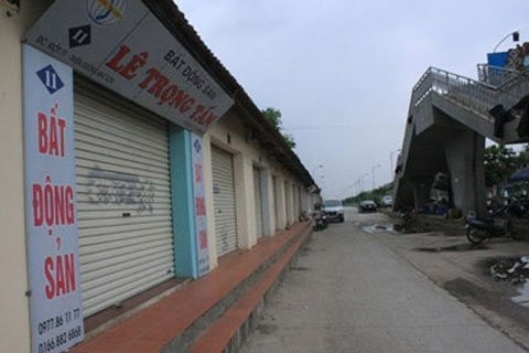 Ngay sát khu đô thị mới Nam An Khánh, một thời là thiên đường của các nhà đầu tư nhà đất nay các sàn đóng cửa hàng loạt
