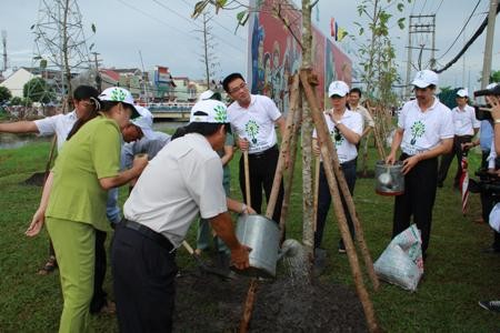 “Quỹ 1 triệu cây xanh cho Việt Nam” là hoạt động hướng về môi trường bằng cách kêu gọi cộng đồng cùng tham gia trồng thêm nhiều cây xanh cho Việt Nam.