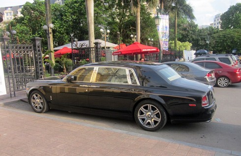 Rolls-Royce Phantom mang biển Ninh Bình đỗ bên Nhà hát Lớn Hà Nội, ngày 28/5.