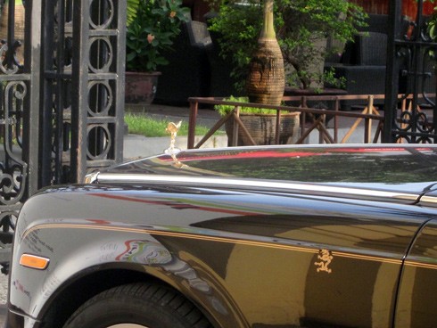 Rolls-Royce Phantom "Year of the Dragon" có đường kẻ đúp chạy dọc hai bên thân xe với hình con rồng phía mũi xe, đầu hướng về phía trước.