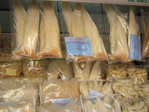 Vi cá, yến sào được bày bán tràn lan, không nhãn mác, khó kiểm soát chất lượng