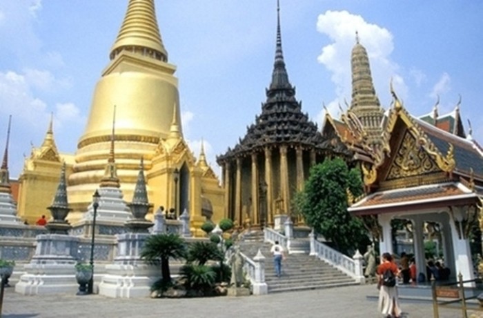 3. Bangkok, Thái Lan Bangkok - Thái Lan cũng là một địa điểm du lịch rẻ. Giá phòng đôi tại khách sạn 4 sao: 83,38 USD Giá 3km taxi: 2,07 USD Giá 2 ly cocktail tại khách sạn 5 sao: 9,67 USD Giá bữa tối cho hai người (kèm một chai rượu): 70,92 USD Tổng: 166,05 USD