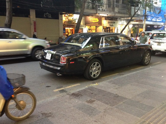 Từ đầu năm đến nay, dư luận trong nước luôn xôn xao thông tin về những chiếc Rolls-Royce phiên bản rồng.