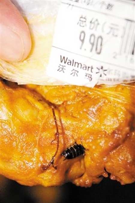 Hình ảnh con gián chết queo tòi ra từ miếng thịt gà rán của siêu thị Wal-Mart, Trung Quốc.