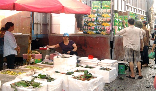 Tại cửa khẩu, giá các loại hoa quả, rau củ chỉ vài nghìn đồng/kg.