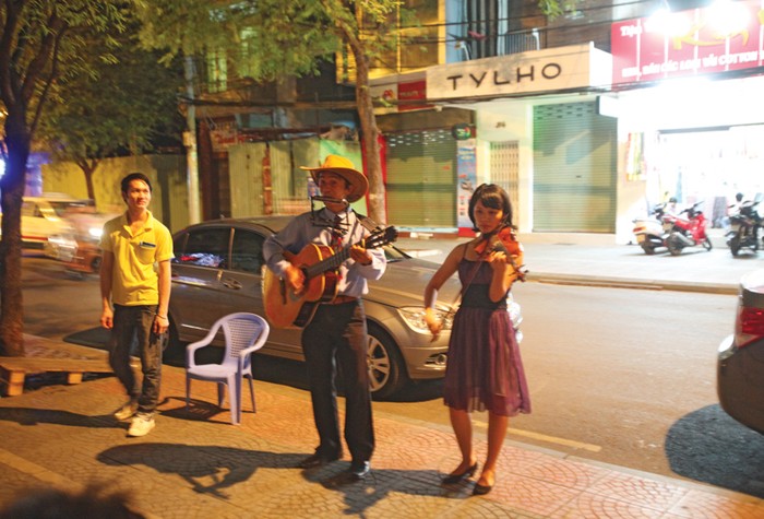Những "nghệ sĩ lang thang" này đem tiếng đờn hát mua vui trên đường phố Sài Gòn và không mưu cầu thù lao.