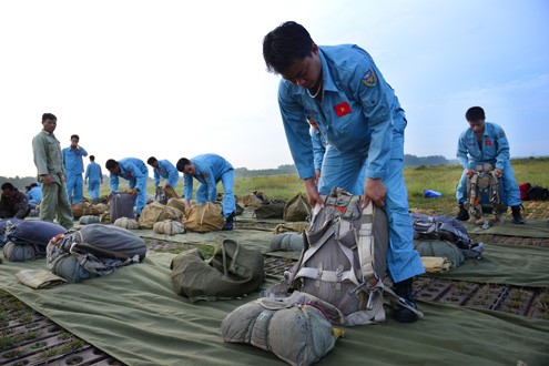 Công tác chuẩn bị dù cho ngày nhảy tốt nghiệp được các phi công và lính dù chuyên nghiệp chuẩn bị kỹ càng đảm bảo an toàn tại sân bay Hòa Lạc.