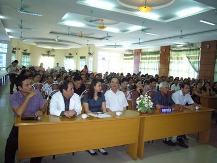 Đại diện các cơ quan, đơn vị tỉnh Hà Tĩnh và người tiêu dùng và đại diện Công ty Cổ phần sữa Việt Nam Vinamilk tham dự hội nghị