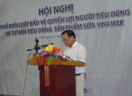 Ông Nguyễn Phi Việt, Phó Chủ tịch Hội BVQLNTD đánh giá cao thương hiệu sữa chua Vinamilk