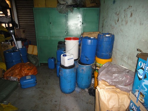 Những thùng hóa chất ngổn ngang tại cơ sở Xuân Hoành