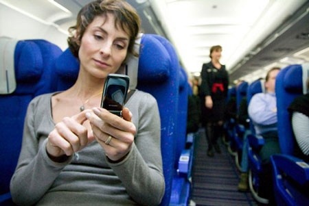 Việc sử dụng điện thoại trên máy bay hiện chưa được nhiều hãng áp dụng và vẫn gây lo ngại về an ninh hàng không (Ảnh minh họa)