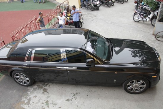 Có thể nói, Rolls-Royce Phantom Rồng là một trong những mẫu xe mới về Việt Nam được nhắc đến nhiều nhất từ đầu năm trở lại đây. Được ra đời để chiều lòng khách hàng Trung Quốc nhân dịp năm Nhâm Thìn 2012 nhưng Rolls-Royce Phantom Rồng cũng nhanh chóng có mặt tại thị trường Việt Nam. Theo những thông tin từ trước đến nay, đã có khoảng 4 trong tổng số 33 chiếc Rolls-Royce Phantom Rồng được xuất xưởng cập bến Việt Nam.