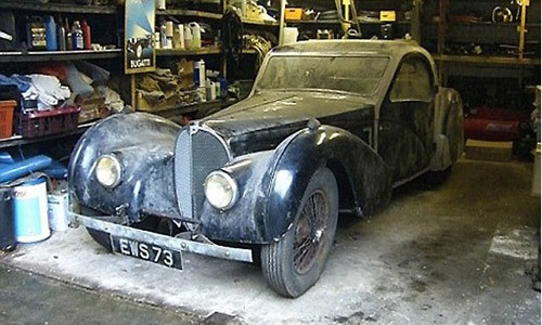 2. 1937 Bugatti Type 57S Atalante 57S Atalante không phải là chiếc siêu xe đẹp nhất Bugatti từng sản xuất nhưng chắc chắn là một trong những siêu xe hiếm nhất nhì thế giới. Chiếc xe được tìm thấy tại một garage bỏ hoang tại Anh và đem bán đấu giá, thu về 4,4 triệu USD. Chỉ có đúng 17 chiếc 57S Atalante được sản xuất, đó là lý do vì sao nó trở thành một món hàng quý hiếm với giới chơi xe cổ.