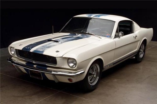 5. 1965 Ford Mustang GT350 Chiếc xe cơ bắp được tìm thấy tại bang Arizona với công tơ mét chỉ 44.000 dặm, trong tình trạng hoàn toàn tốt. Ngay sau khi tìm thấy “đống vàng” này, người ta đã đề xuất bán chiếc xe với giá 450.000 USD và tất nhiên, nó nhanh chóng tìm thấy chủ nhân mới.