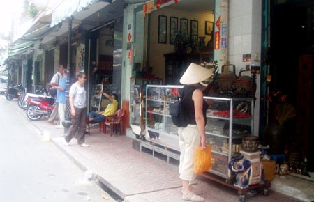 Một góc phố buôn bán đồ cổ (đa phần là đồ giả cổ) Lê Công Kiều, quận 1.
