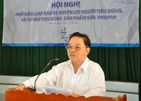 Ông Bùi Văn Hộ, Chủ tịch Hội BVNTD tỉnh Kiên Giang đánh giá cao thương hiệu và các sản phẩm Vinamilk