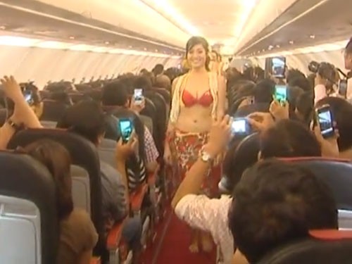 Rất nhiều hành khách thoải mái sử dụng điện thoại di động quay lại cảnh biểu diễn - Ảnh chụp lại từ clip