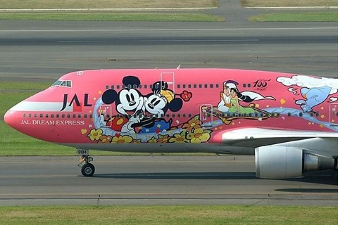 Trong khi Jal Dream Express lại lựa chọn hình ảnh từ phim hoạt hình Aladin....