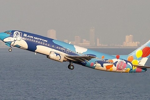 Air Nippon trang trí máy bay chở khách hạng trung của họ bằng hình cá heo...