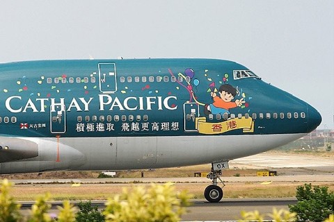 Cathay Pacific Airways - một trong những hãng hàng không hàng đầu thế giới cũng từng diện một bộ cánh cực kỳ "xì tin" cho máy bay của mình.