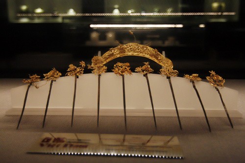 Vàng chạm thời chúa Nguyễn thế kỷ 16 dùng để trang trí cho vua chúa, hoàng hậu...