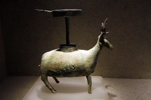 Chân đèn hình hươu - đồng, văn hóa Đông Sơn 2.500 năm - 2.00 năm cách ngày nay.