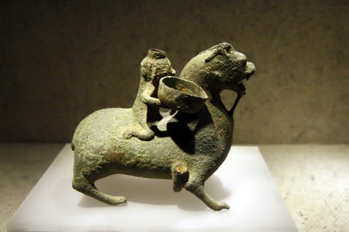 Chân đèn hình người cưỡi thú - Đồng, thế kỷ 1 - 3. Các cổ vật sẽ trưng bày hết ngày 25/8.