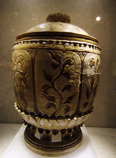 Thạp - gốm hoa nâu đời Trần thế kỷ 14.