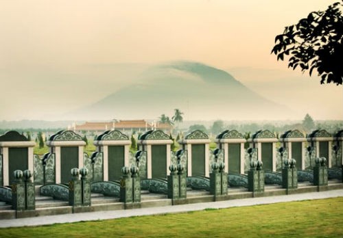 Nghĩa trang nằm dưới chân núi Bà Đen, địa chỉ du lịch tâm linh và được xem là phù hợp phong thủy để chôn cất huyệt mộ