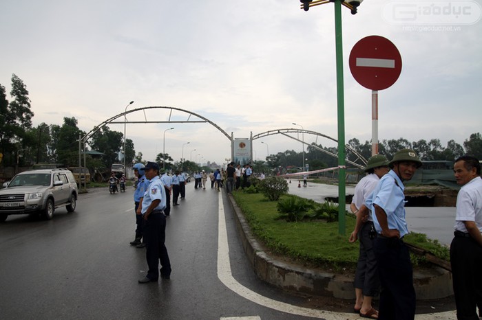 Lực lượng CSGT, Thanh tra giao thông bảo vệ thi công công trường đang tiến hành ngăn đường, cấm người dân đi lại qua khu vực nguy hiểm.