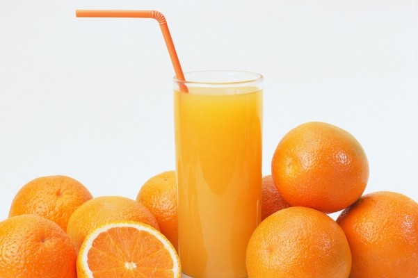 7. Nước cam Một ly nước cam ép không có chứa canxi hay vitamin D nhưng nó có chứa loại axit cần thiết hỗ trợ cơ thể hấp thu vitamin D một cách hiệu quả. Vì vậy, đừng bỏ qua loại nước trái cây bổ dưỡng này nhé các bạn!