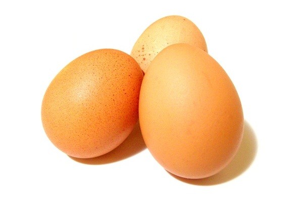 3. Trứng Trứng cũng là một loại thực phẩm giúp tăng cường vitamin D cho bạn. Tuy chỉ chiếm khoảng 6% lượng vitamin D cơ thể cần, nhưng đây là loại thực phẩm rất thông dụng, dễ kiếm, lại rất giàu chất dinh dưỡng. Lượng vitamin đều nằm trong lòng đỏ trứng, vì vậy bạn đừng bỏ phần thức ăn bổ dưỡng này đi nhé.