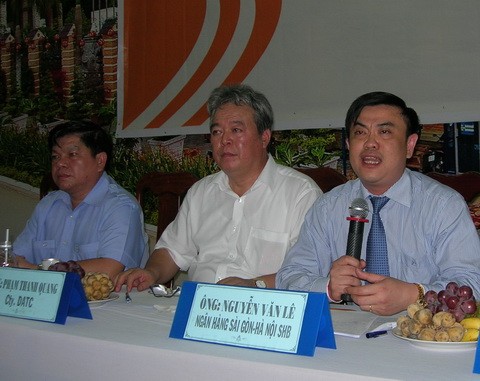 Ông Nguyễn Văn Lê, Tổng giám đốc SHB (phải) có mặt tại buổi họp báo trưa nay. Ảnh: Thiên Phước