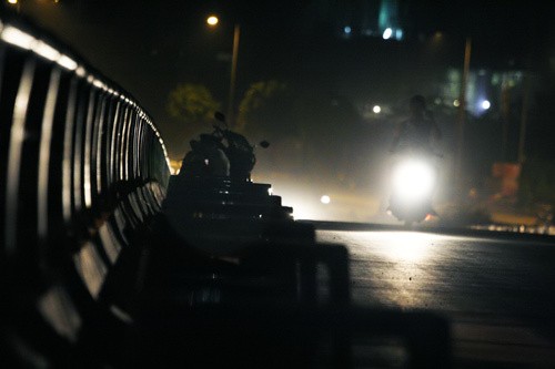 Còn trên chiếc cầu Mễ Trì, ban đêm cũng là thời điểm hàng quán hoạt động nhộn nhịp.